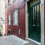 Lov'alfama, At In Lizbona